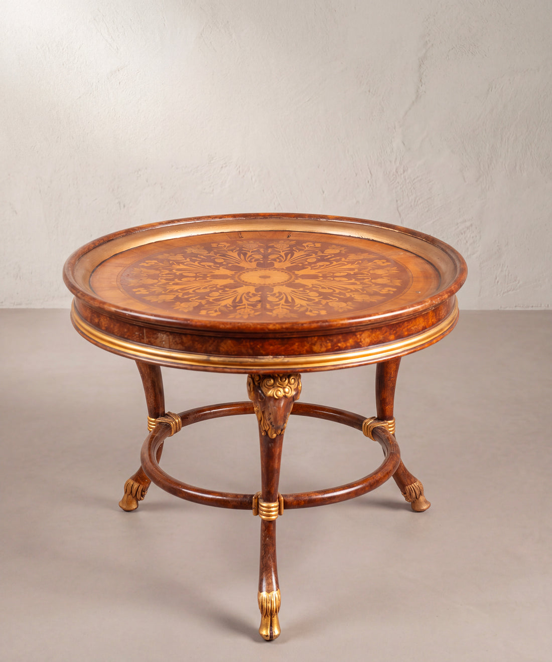 Mesa redonda con tapa de marquetería floral y reborde dorado, vista elevada — Antique Arte y Decoración