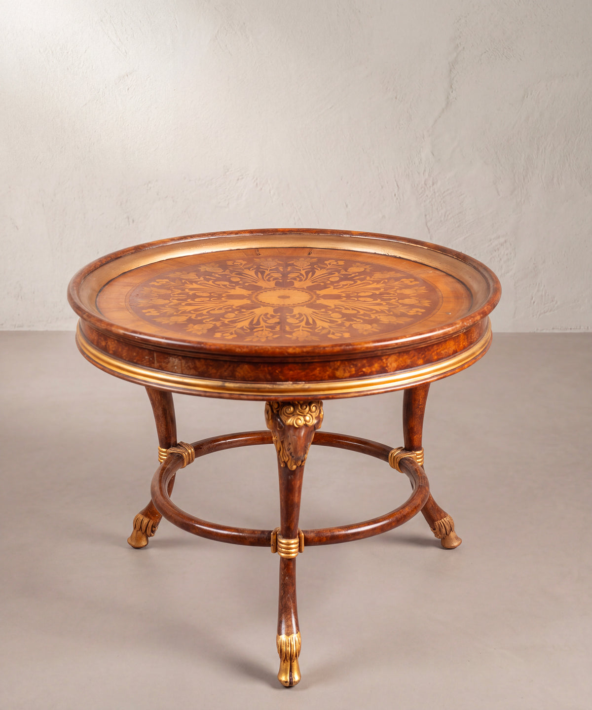 Mesa redonda con tapa de marquetería floral y reborde dorado, vista elevada — Antique Arte y Decoración