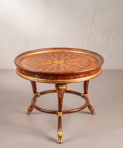 Mesa redonda con tapa de marquetería floral y reborde dorado, vista elevada — Antique Arte y Decoración