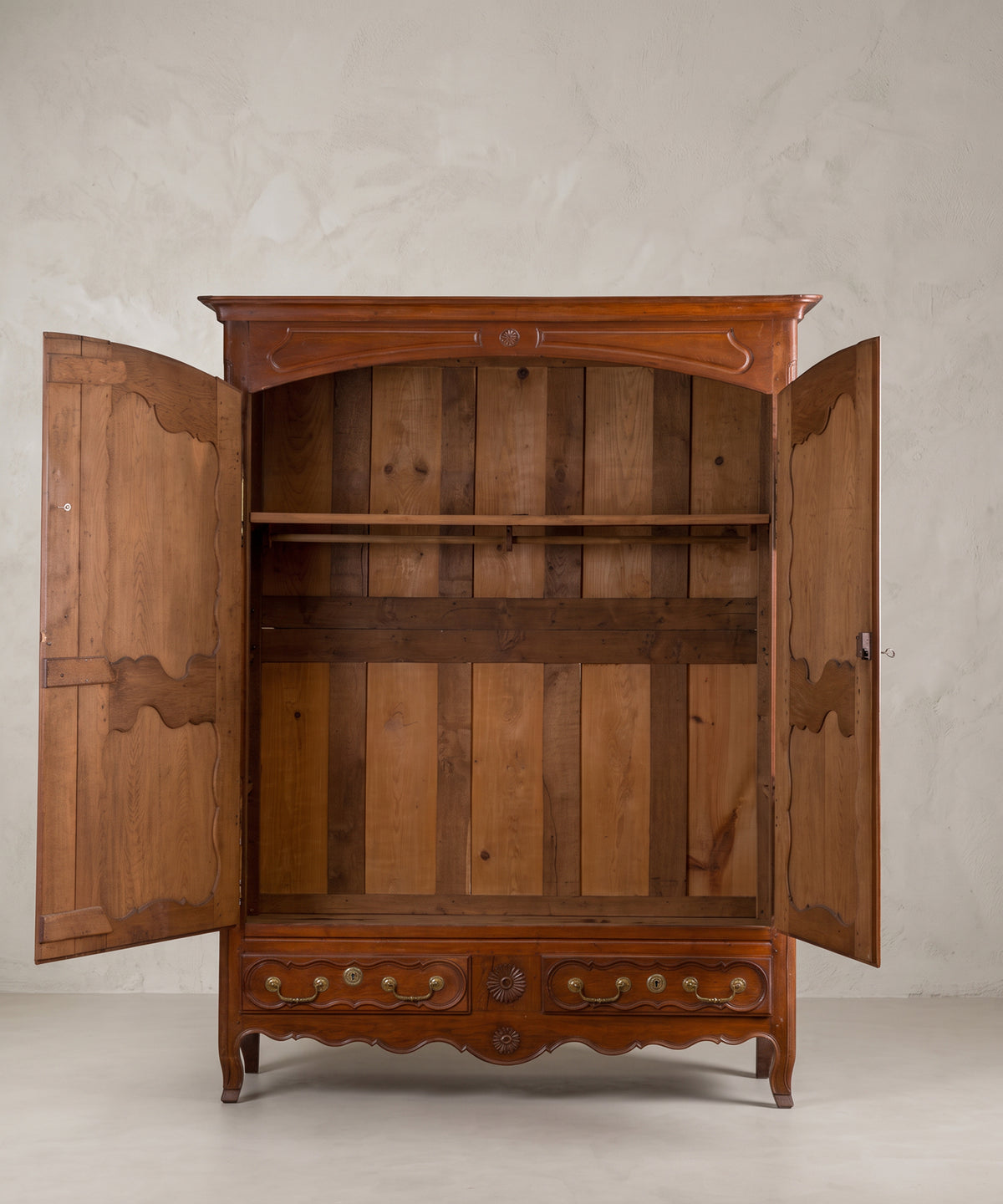 Interior armario Luis XV con puertas abiertas, balda y barra de colgar — Antique Arte y Decoración