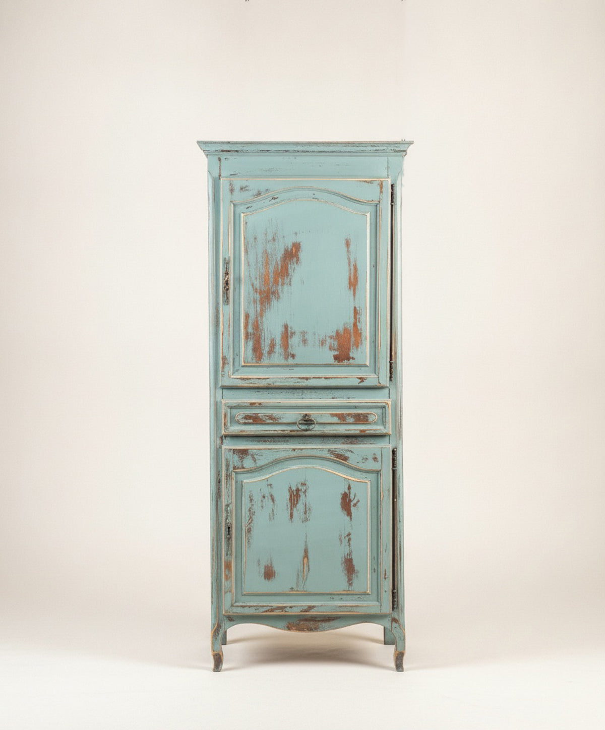 Alacena vintage estilo Luis XV pintada a mano en azul decapé vista frontal — Antique Arte y Decoración