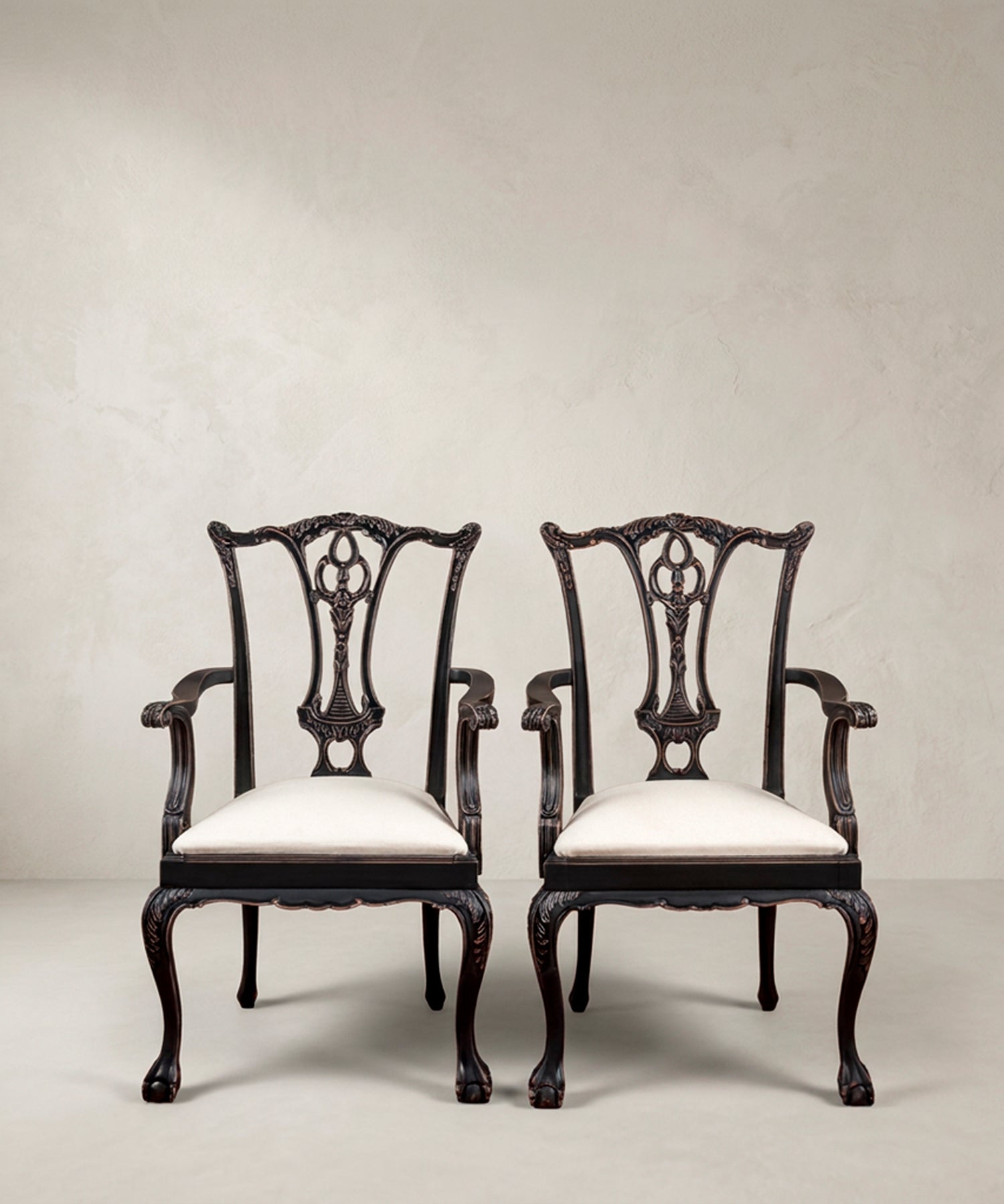 Pareja de sillones vintage Chippendale negro decapado vista frontal — Antique Arte y Decoración