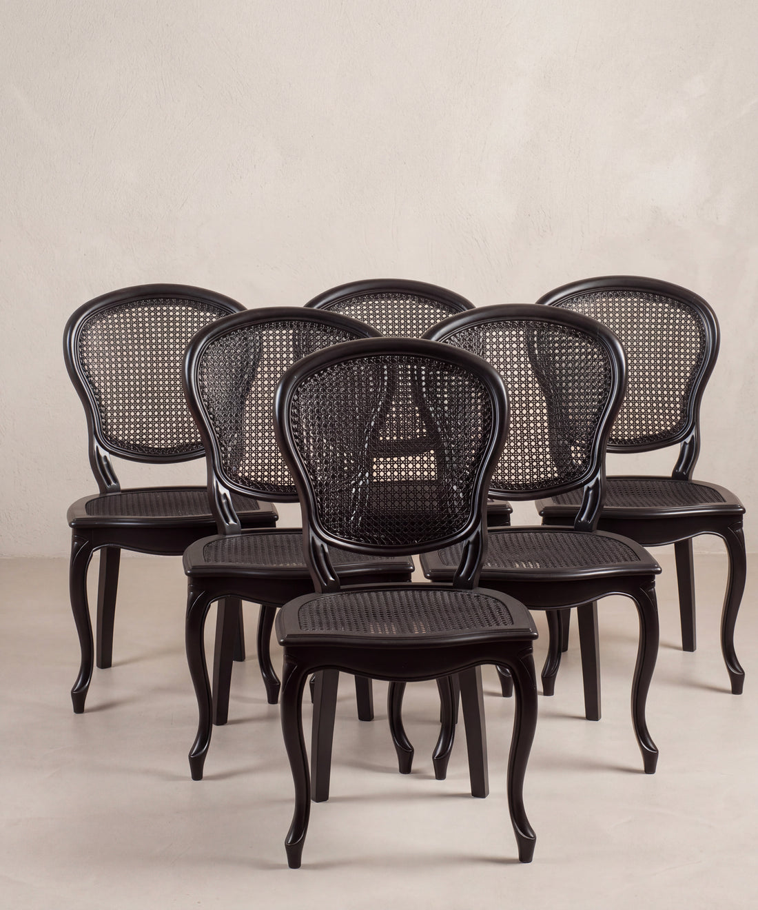 Conjunto de seis sillas vintage de rejilla negras vista frontal — Antique Arte y Decoración