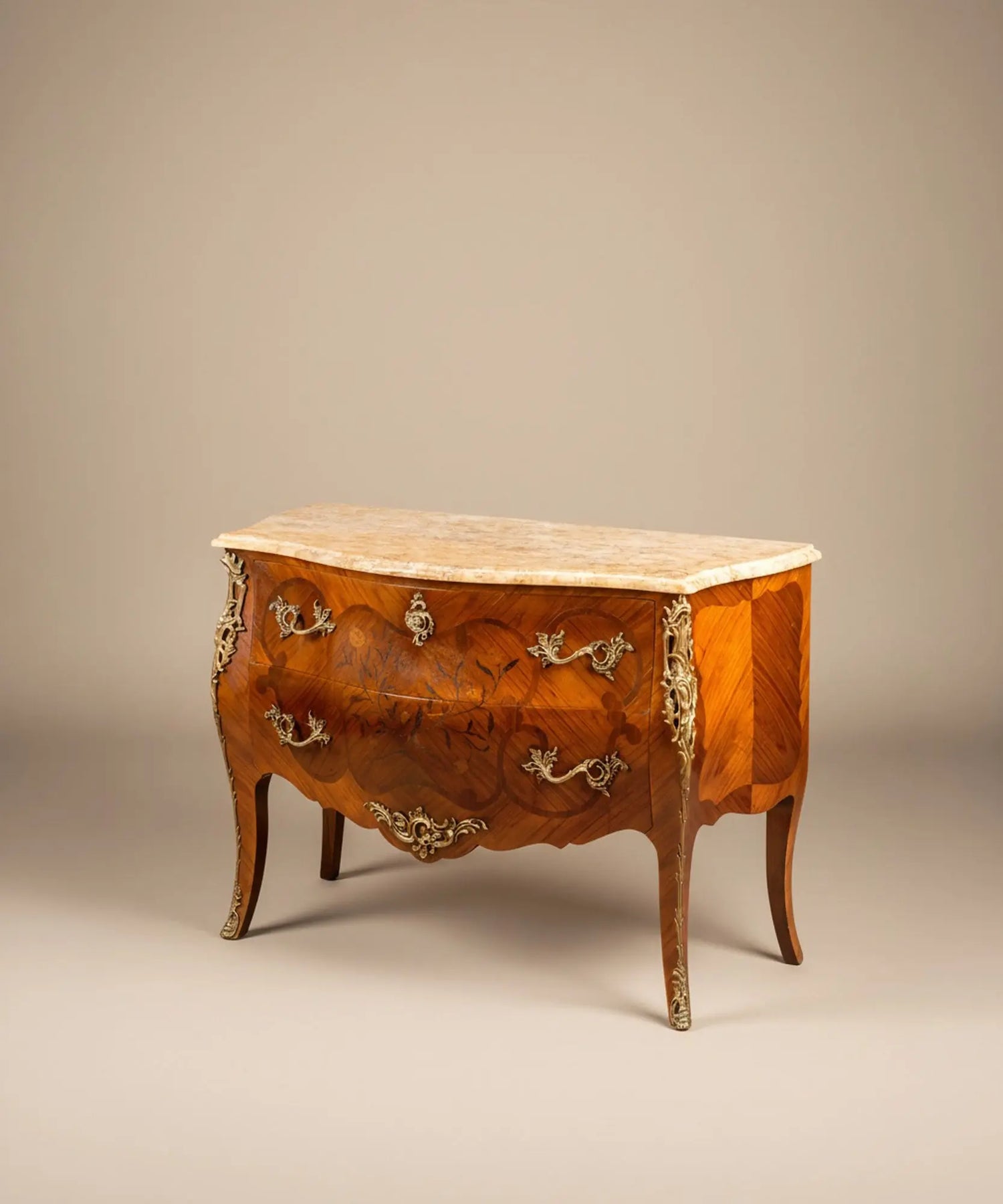  Cómoda antigua con cajones abiertos mostrando el ensamblaje artesanal y la continuidad de la marquetería.