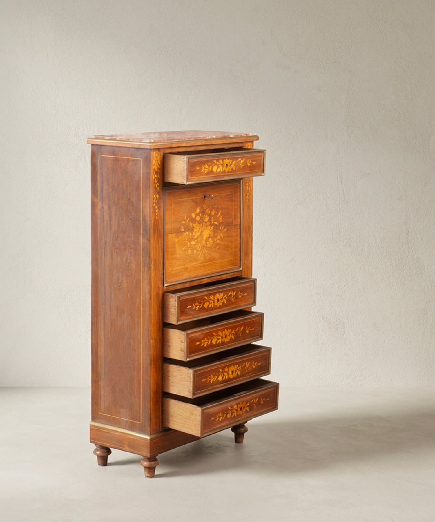 Secreter antiguo con los cinco cajones exteriores abiertos en marquetería — Antique Arte y Decoración