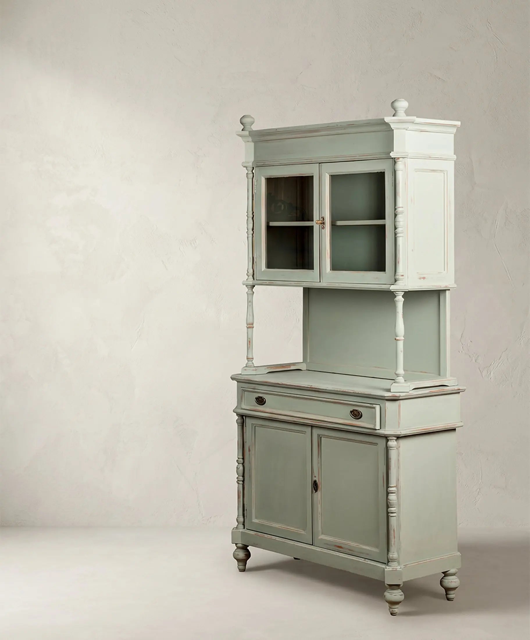 Vitrina alacena francesa azul cielo decapé vista lateral con columnas torneadas — Antique Arte y Decoración