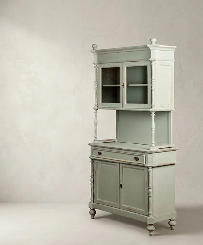 Vitrina alacena francesa azul cielo decapé vista lateral con columnas torneadas — Antique Arte y Decoración