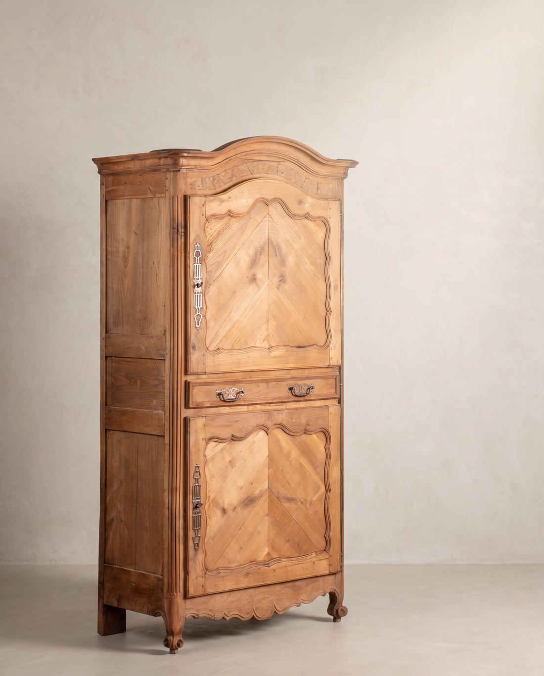 Armario antiguo francés homme debout vista en tres cuartos con cornisa en sombrero de gendarme — Antique Arte y Decoración