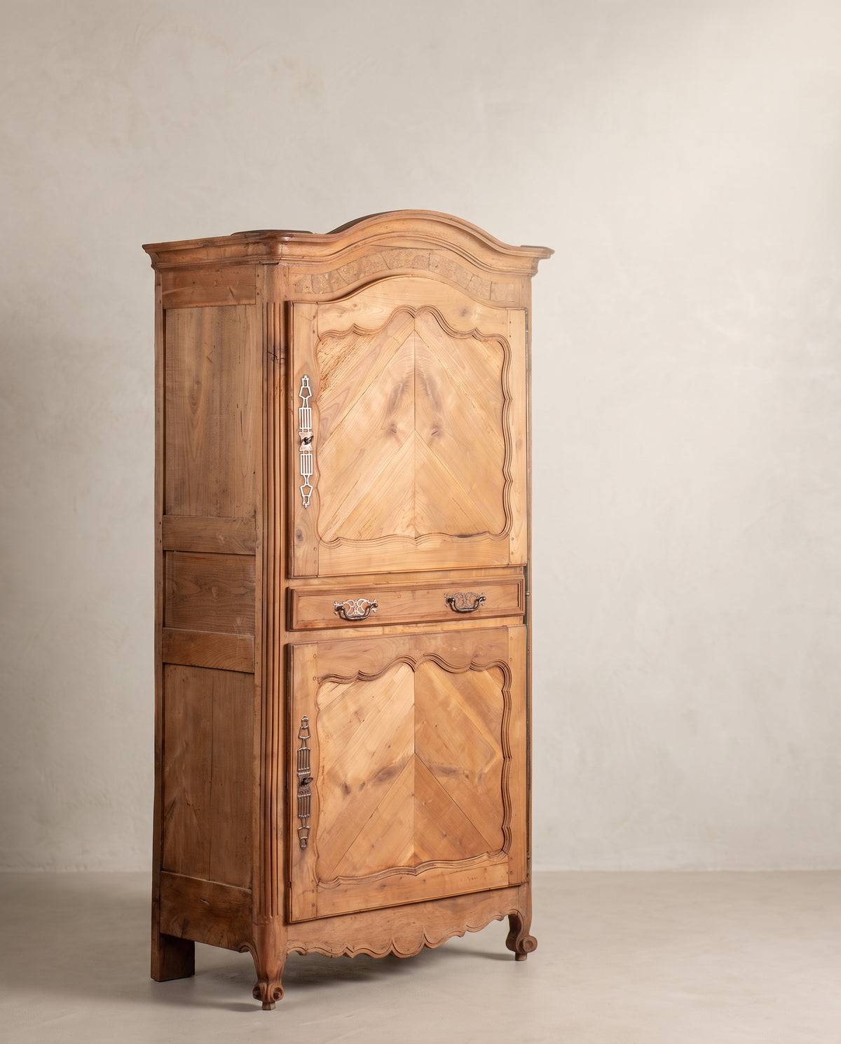 Armario antiguo francés homme debout vista en tres cuartos con cornisa en sombrero de gendarme — Antique Arte y Decoración