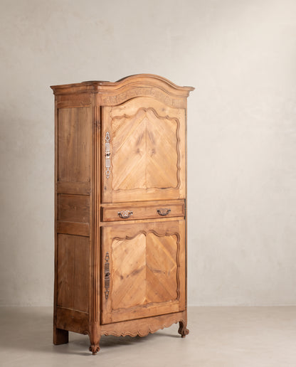 Armario antiguo francés homme debout vista en tres cuartos con cornisa en sombrero de gendarme — Antique Arte y Decoración