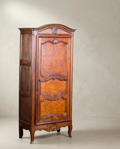 Armario antiguo Luis XV nogal y raíz de olmo vista lateral derecha pies sabré — Antique Arte y Decoración