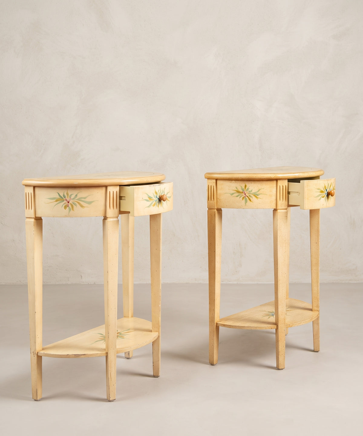 Consolas de media luna con cajones abiertos y tirador de madera torneada — Antique Arte y Decoración