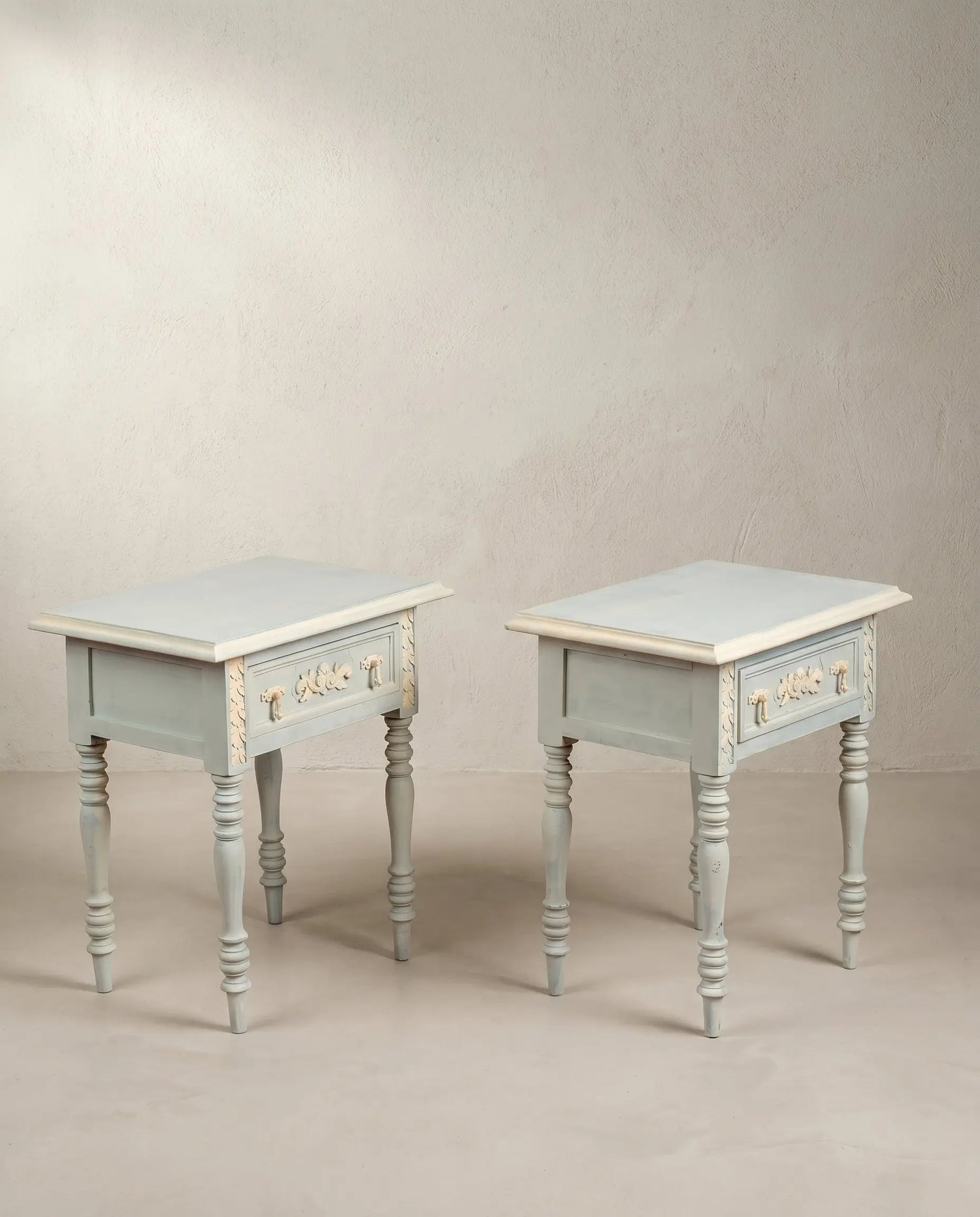 Pareja mesitas noche restauradas azul celadón vista lateral perfil tablero canto crema — Antique Arte y Decoración