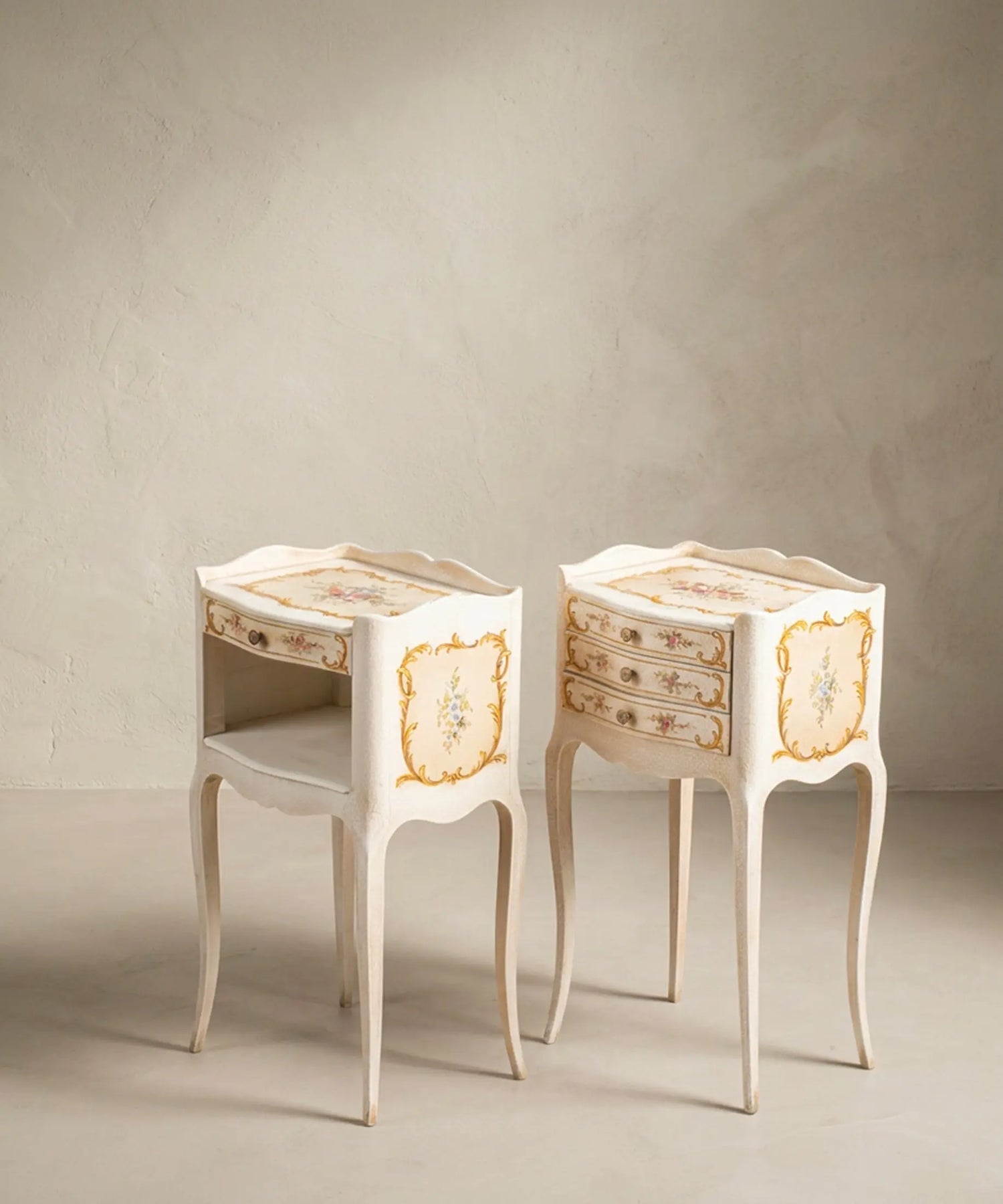 Mesitas venecianas craquelé crema con cartelas florales doradas vista lateral — Antique Arte y Decoración