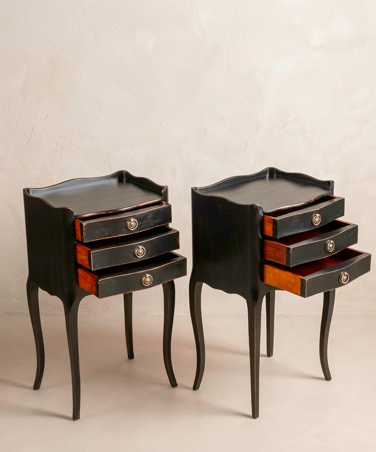 Mesitas de noche estilo provenzal francés con cajones abiertos mostrando el interior de madera natural.