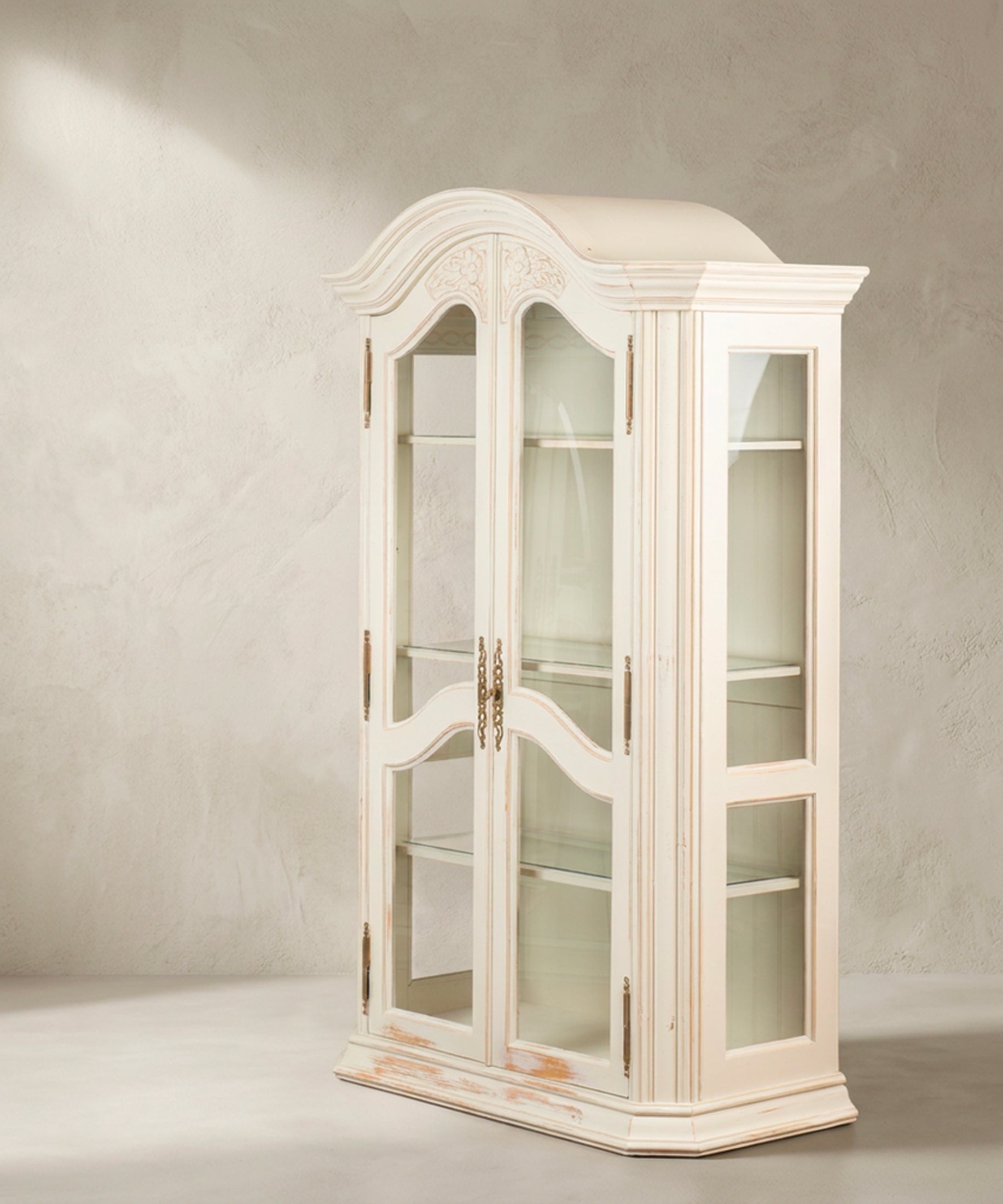 Vitrina provenzal vista tres cuartos con costados acristalados — Antique Arte y Decoración