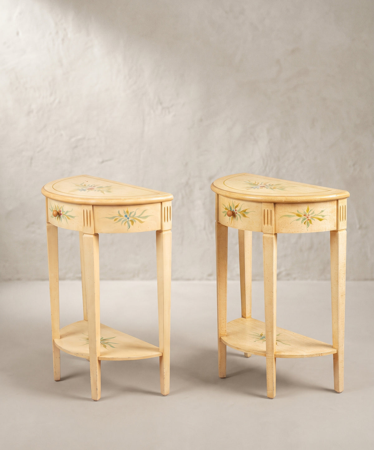 Consolas pintadas vista lateral con tirador de madera y ramos en el frente curvo — Antique Arte y Decoración