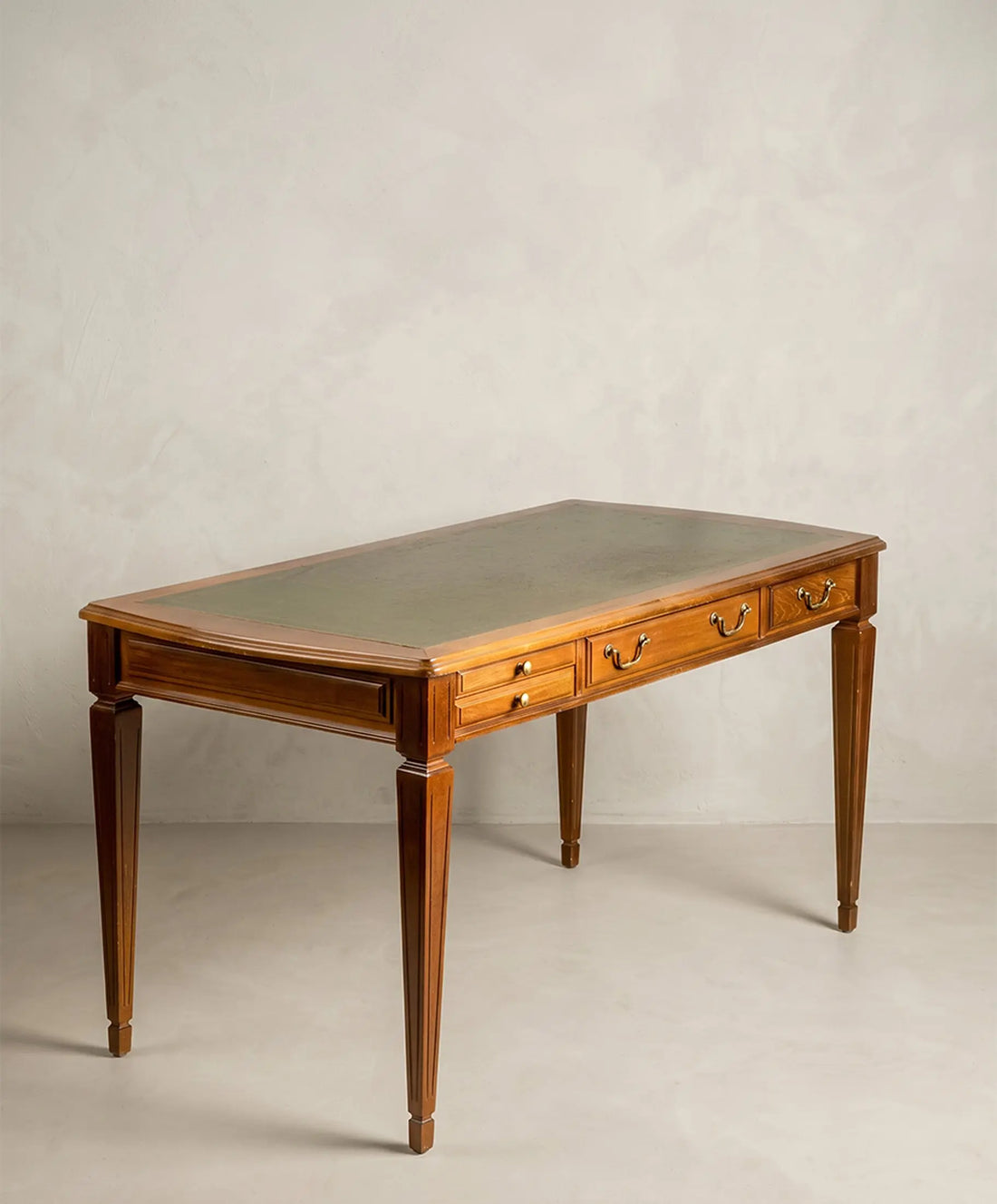 Escritorio de centro vintage en madera de nogal y cuero verde (Estilo Directorio / Luis XVI)