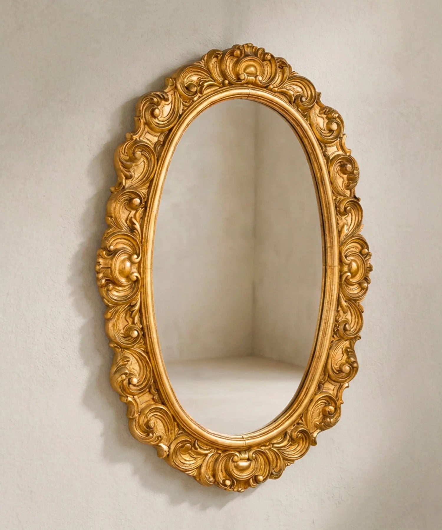 Espejo ovalado rococó vista lateral talla de rocallas y volutas doradas — Antique Arte y Decoración