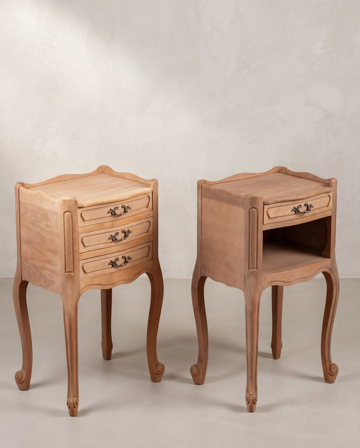 Pareja de Mesitas de Noche Vintage en Cerezo Lavado | Estilo Luis XV, Tres Cajones y Hueco, Mediados S. XX