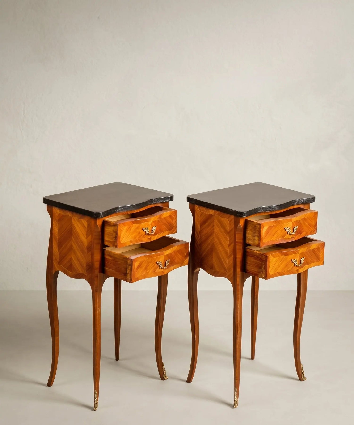 Pareja de mesitas de noche con marquetería floral y tapa negra (Estilo Luis XV)