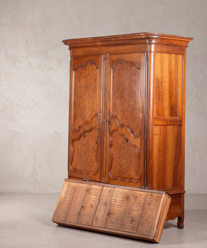 Armario antiguo de cerezo con el cajón fuera, vista lateral y fondo del cajón — Antique Arte y Decoración