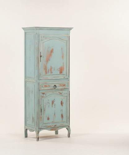 Alacena vintage azul decapé vista lateral izquierda con costado de dos paneles — Antique Arte y Decoración