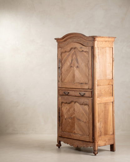 Armario antiguo francés vista lateral con costado de paneles y montantes acanalados — Antique Arte y Decoración