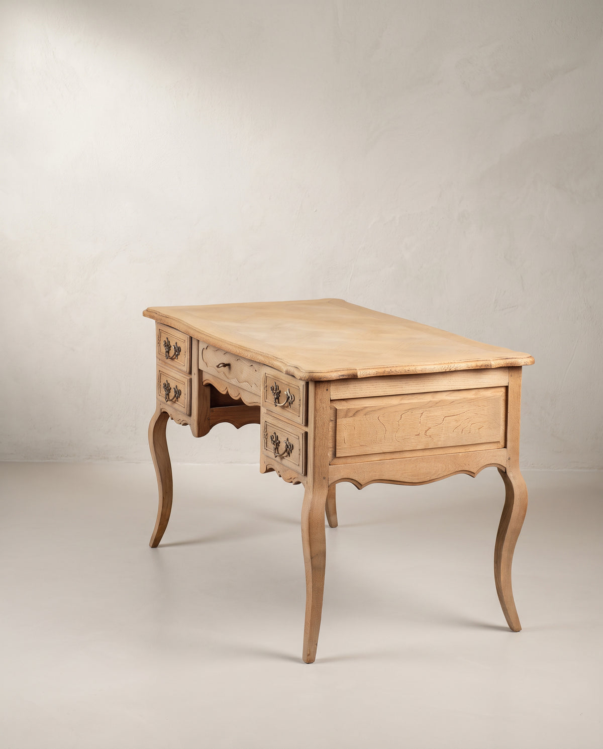 Escritorio de roble vista lateral derecha, costado con panel y patas cabriolé — Antique Arte y Decoración