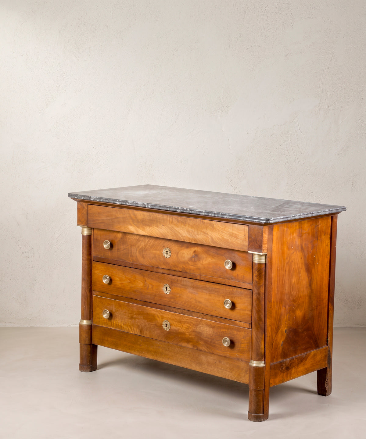 Cómoda antigua de nogal estilo Imperio vista lateral con columna y costado — Antique Arte y Decoración