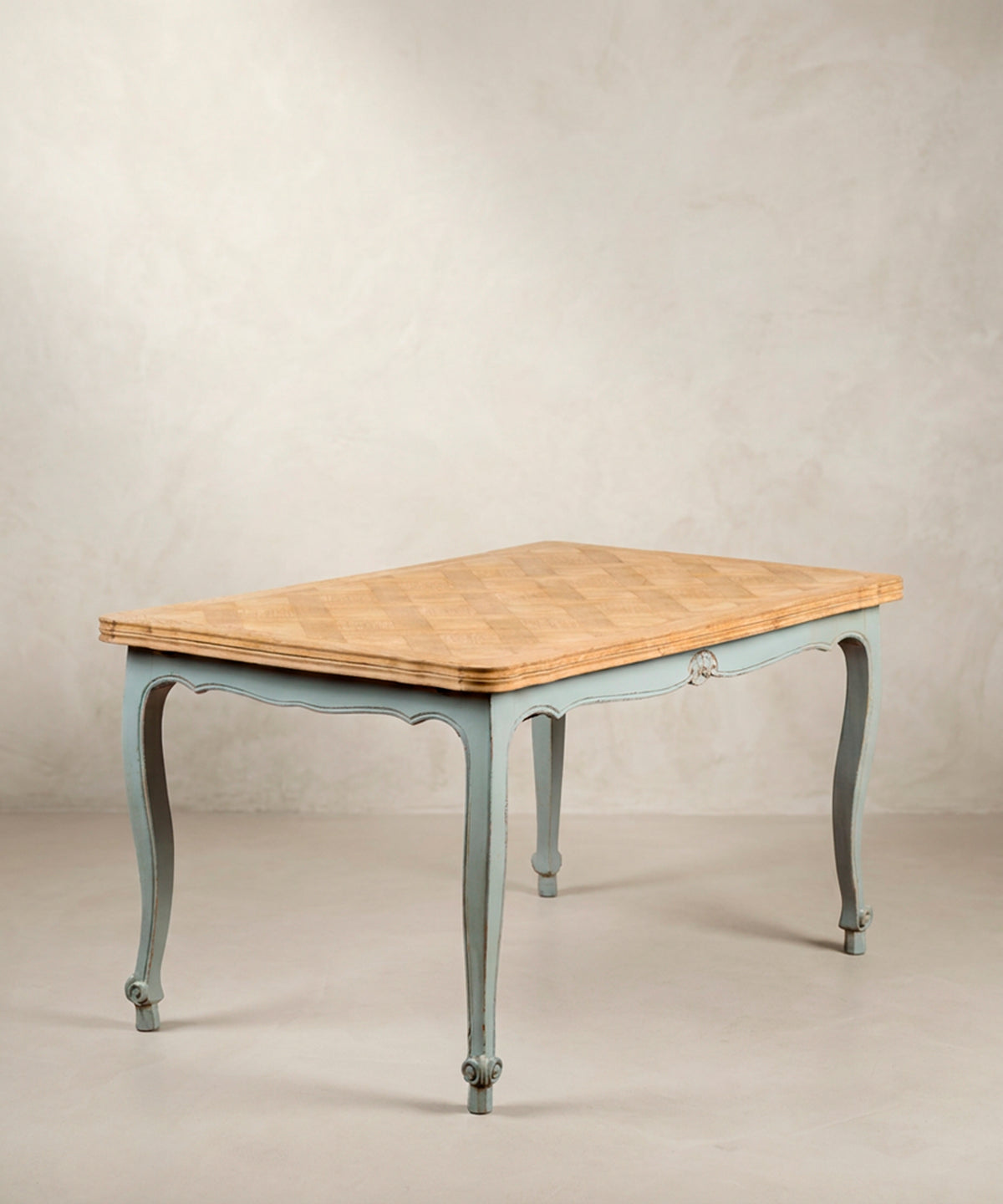 Mesa de comedor extensible Luis XV en roble vista en perspectiva — Antique Arte y Decoración