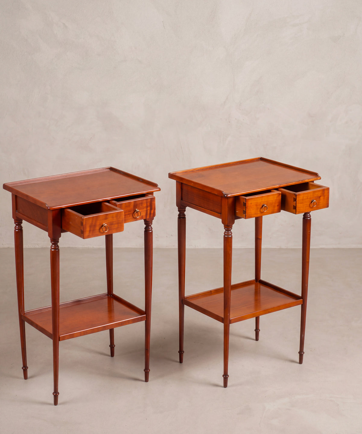 Pareja de mesitas con cajones abiertos y ensamble en cola de milano vista lateral — Antique Arte y Decoración