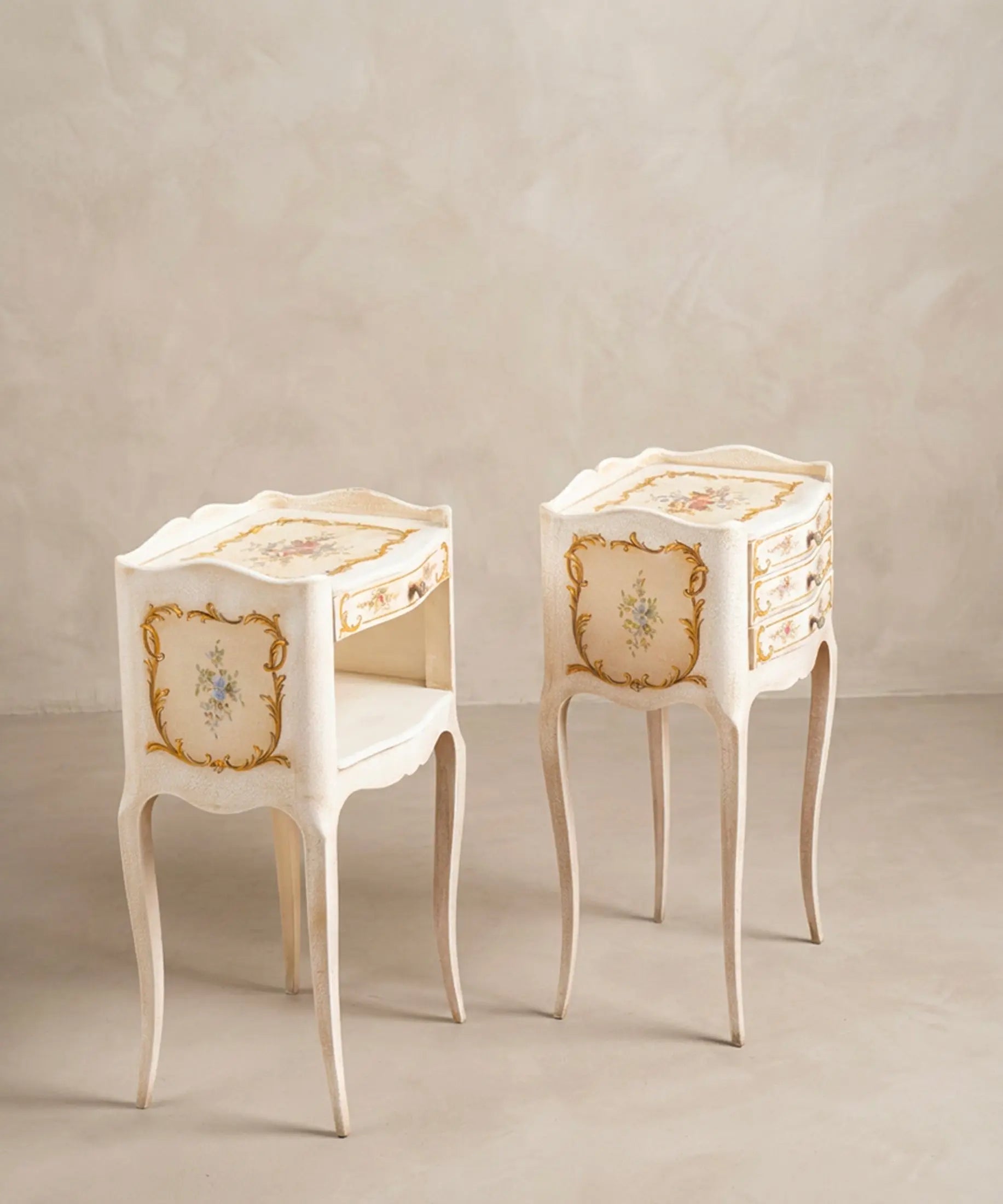Pareja de mesitas Luis XV con patas cabriolé y decoración floral pintada a mano — Antique Arte y Decoración