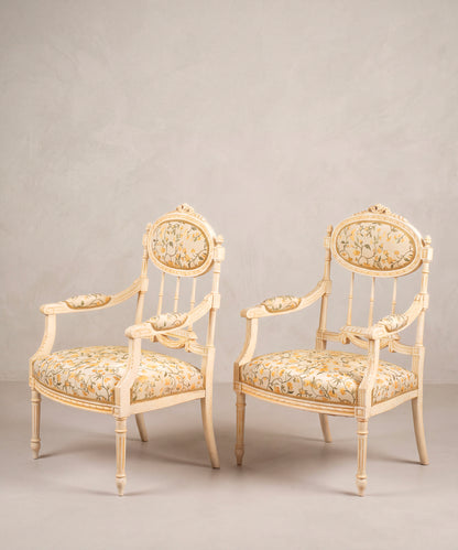 Pareja de sillones estilo Luis XVI vista lateral con manchettes tapizadas y patas acanaladas — Antique Arte y Decoración