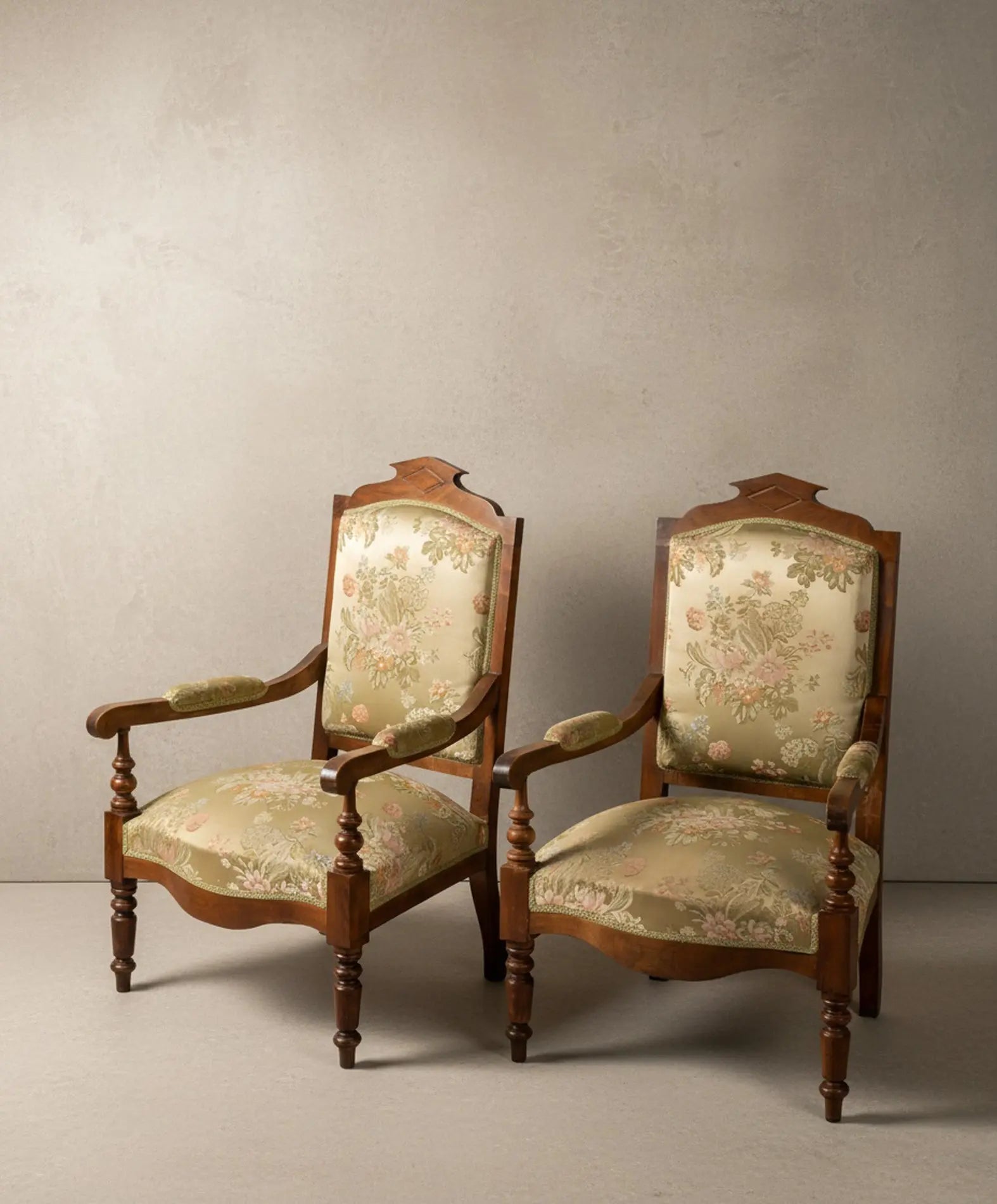 Pareja de sillones isabelinos en nogal finales S. XIX