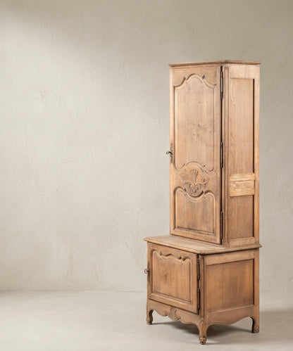 Armario Luis XV de roble lavado vista lateral con despiece de paneles del costado — Antique Arte y Decoración