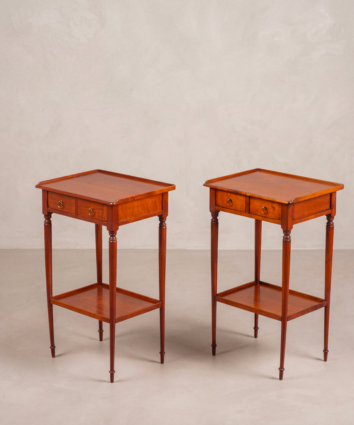 Pareja de mesitas auxiliares vista lateral con patas torneadas y balda inferior con reborde — Antique Arte y Decoración
