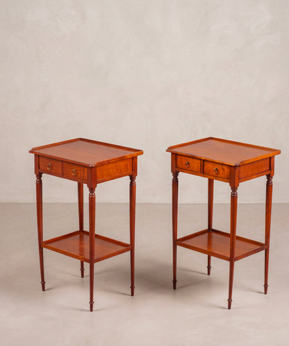 Pareja de mesitas auxiliares vista lateral con patas torneadas y balda inferior con reborde — Antique Arte y Decoración