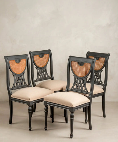 Sillas de comedor negras con rejilla estilo Regencia vista lateral en conjunto — Antique Arte y Decoración
