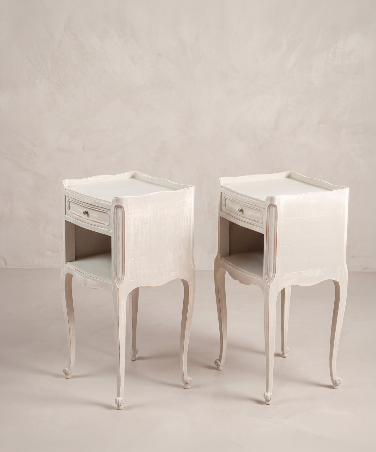 Pareja de Mesitas de Noche Vintage en Gris y Blanco | Estilo Luis XV, Francia