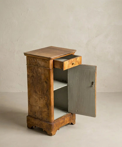 Mesita de Noche Auxiliar Antigua en Chapa de Raíz de Nogal (Estilo Luis Felipe)