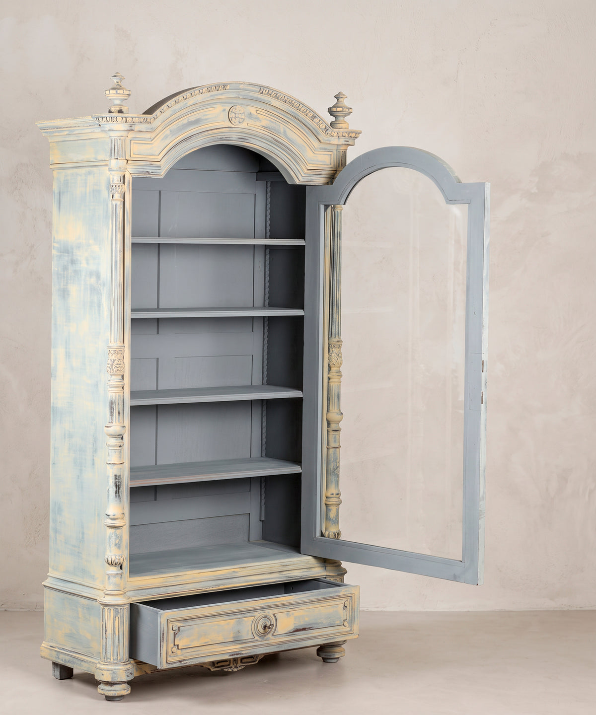 Vitrina alfonsina siglo XIX vista lateral con puerta y cajón abiertos — Antique Arte y Decoración