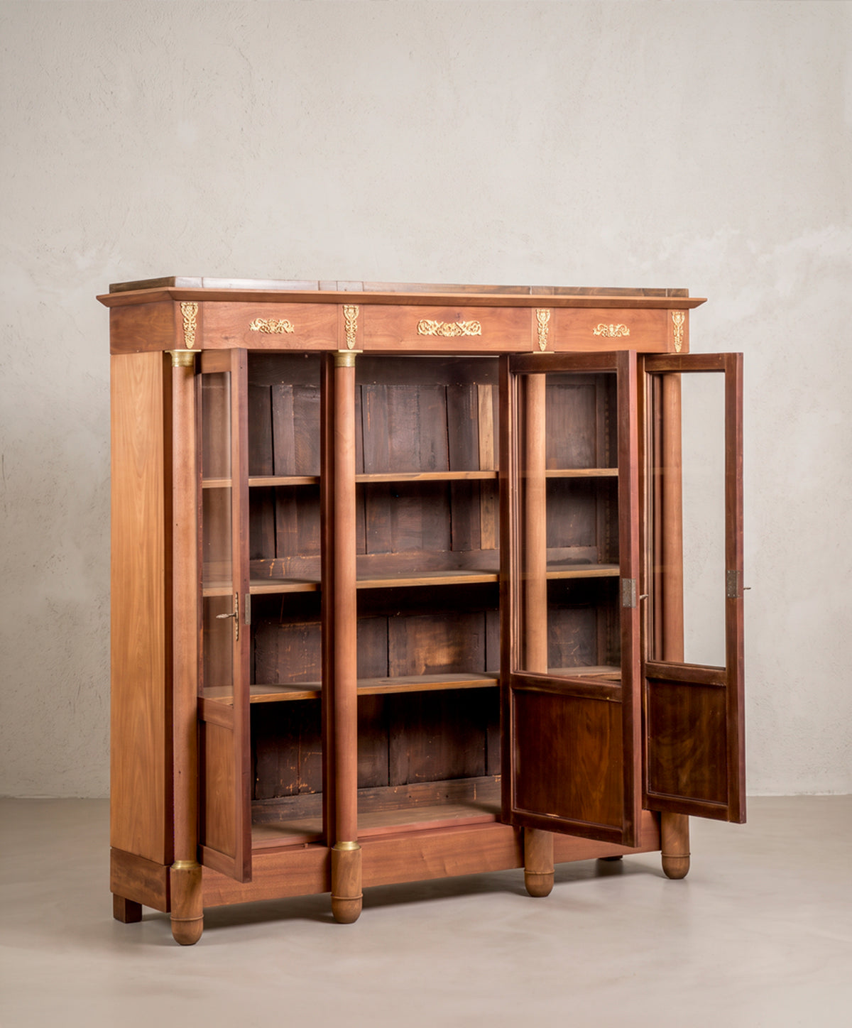 Vitrina Imperio de caoba vista lateral con puertas abiertas y trasera de madera — Antique Arte y Decoración