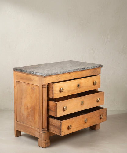Cómoda antigua de nogal con cajones abiertos y guías de madera — Antique Arte y Decoración