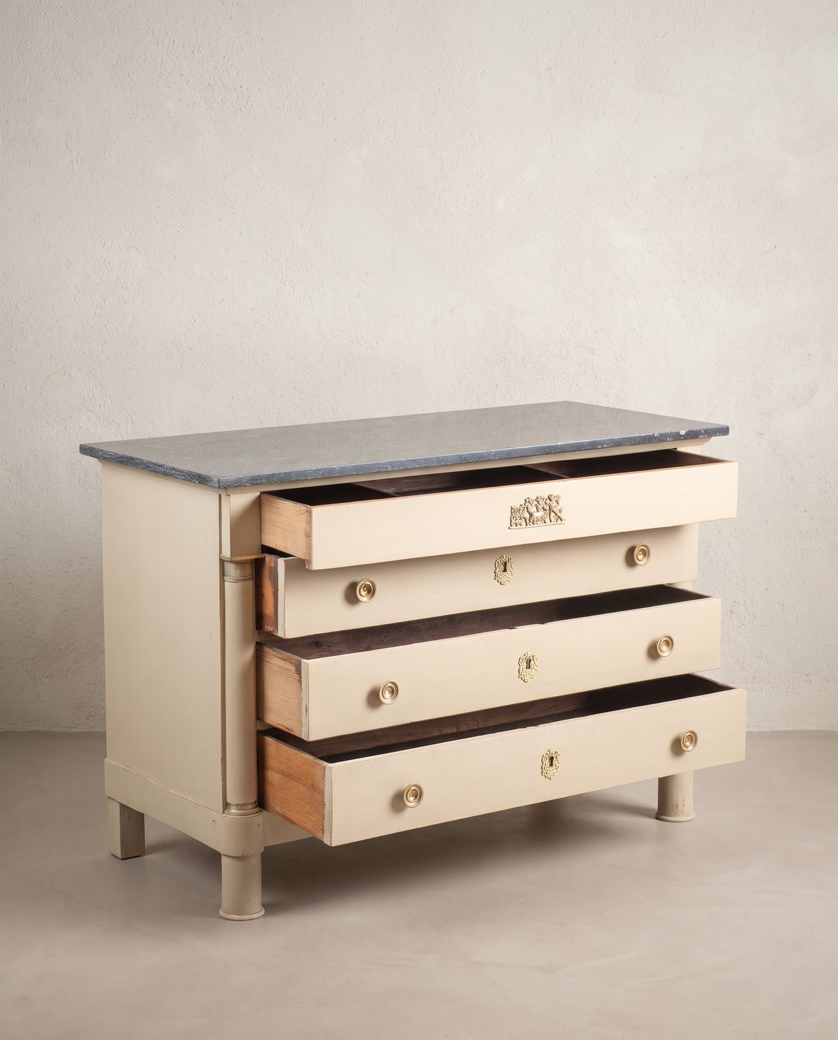 Cómoda Imperio beige con los cuatro cajones abiertos, interior de roble — Antique Arte y Decoración