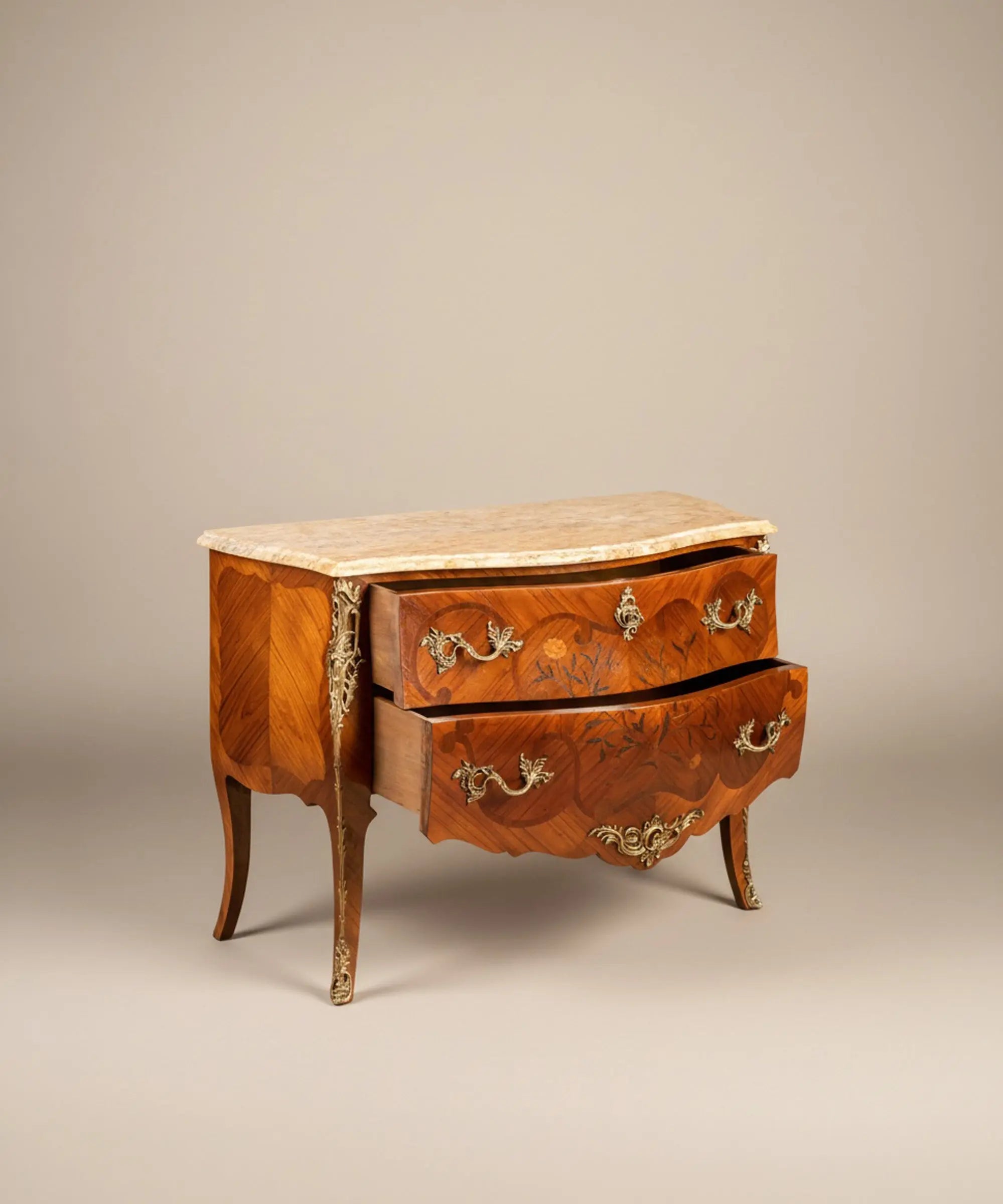  Cómoda antigua con cajones abiertos mostrando el ensamblaje artesanal y la continuidad de la marquetería.