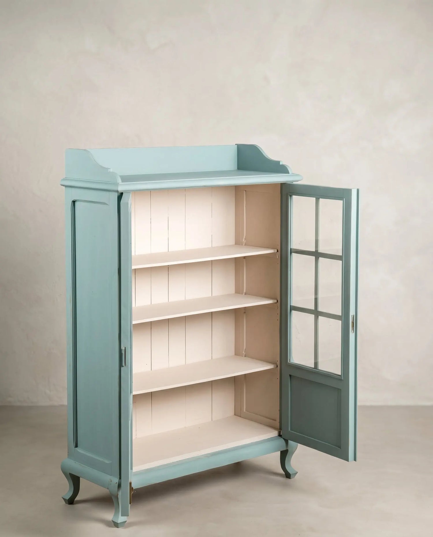 Vitrina azul cielo en perspectiva con una puerta abierta mostrando las baldas — Antique Arte y Decoración