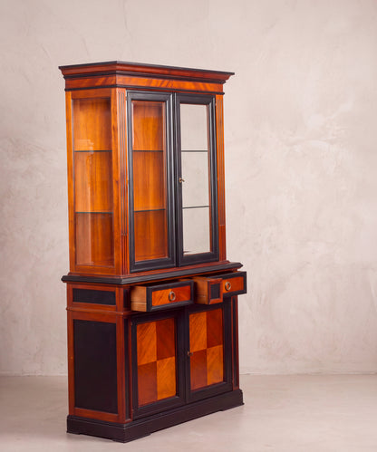 Vitrina de caoba vista lateral con los cajones abiertos y costado de cristal — Antique Arte y Decoración