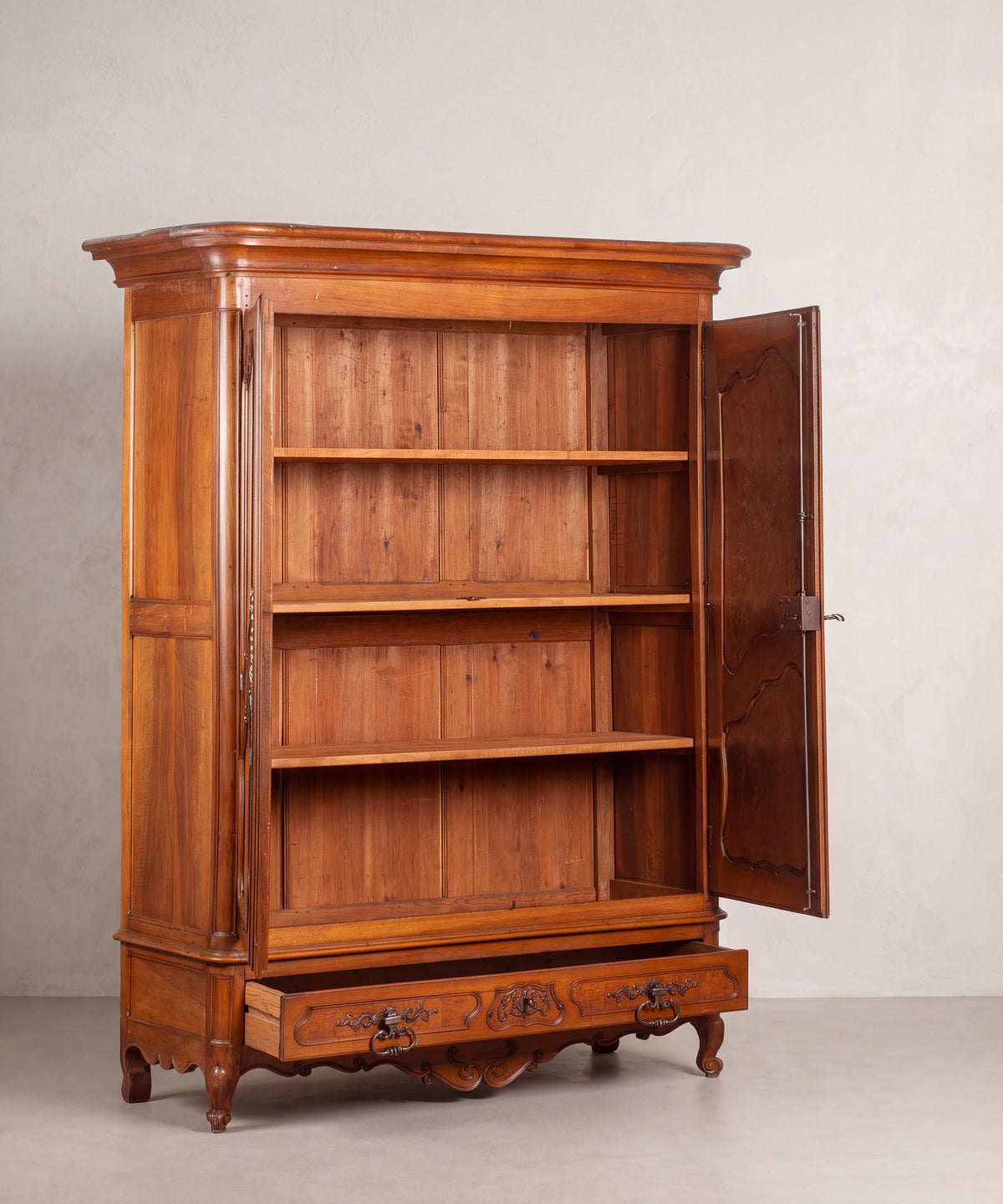 Armario Luis XV abierto en tres cuartos, baldas interiores y cajón abierto — Antique Arte y Decoración