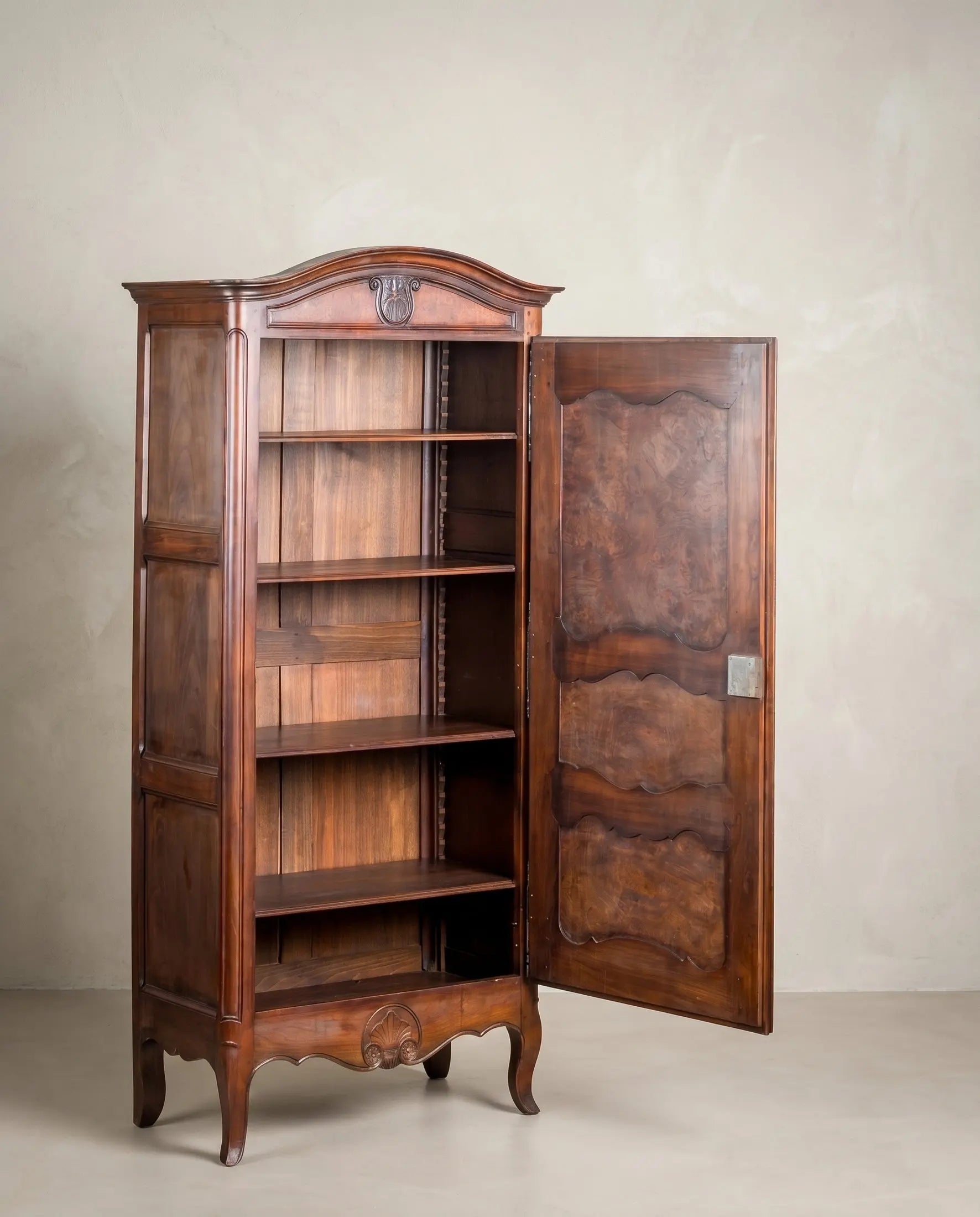 Interior armario antiguo Luis XV una puerta con cuatro baldas regulables en nogal natural — Antique Arte y Decoración